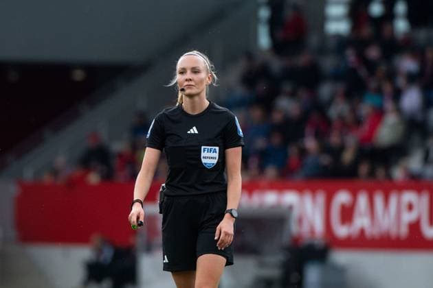 Schiedsrichterin Fabienne Michel, GER, FC Bayern Muenchen vs 1. FC Koeln, Fussball Google Pixel Frauen Bundesliga, 5. Spieltag, Saison 2024 2025, 05.10.2024 DFB regulations prohibit any use of photographs as image sequences and or quasi-video GER, FC Bayern Muenchen vs 1. FC Koeln, Fussball Google Pixel Frauen Bundesliga, 5. Spieltag, Saison 2024 2025, 05.10.2024 Muenchen Copyright: xEibner-Pressefoto Memmlerx EP_MMR