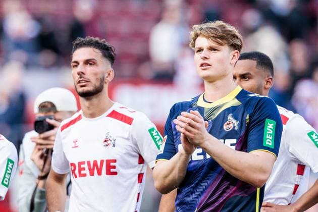 2. Fußball Bundesliga: 1. FC Köln - SSV Ulm 1846; 05.10.2024 Jonas Urbig (1. FC Köln, 40) applaudiert Richtung Kurve 2. Fußball Bundesliga, 1. FC Köln - SSV Ulm 1846, Köln, Rheinenergiestadion am 05.10.2024 DFL REGULATIONS PROHIBIT ANY USE OF PHOTOGRAPHS AS IMAGE SEQUENCES AND OR QUASI-VIDEO. Copyright: xBEAUTIFULxSPORTS Wunderlx