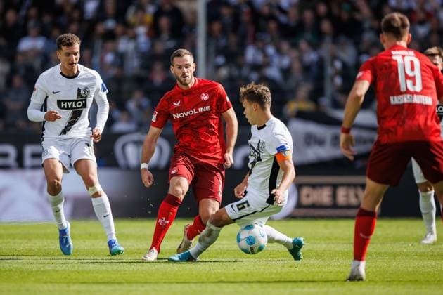 Boris Tomiak (1.FC Kaiserslautern) im Zweikampf mit Fisnik Asllani (SV 07 Elversberg) und Robin Fellhauer (SV 07 Elversberg), SV Elversberg vs 1.FC Kaiserslautern, Fussball, 2. Bundesliga, 8. Spieltag, Saison 2024 2025, 05.10.2024 SV Elversberg vs 1.FC Kaiserslautern, Fussball, 2. Bundesliga, 8. Spieltag, Saison 2024 2025, 05.10.2024 *** Boris Tomiak 1 FC Kaiserslautern in duel with Fisnik Asllani SV 07 Elversberg and Robin Fellhauer SV 07 Elversberg , SV Elversberg vs 1 FC Kaiserslautern, Soccer, 2 Bundesliga, Matchday 8, Season 2024 2025, 05 10 2024 SV Elversberg vs 1 FC Kaiserslautern, Soccer, 2 Bundesliga, Matchday 8, Season 2024 2025, 05 10 2024 Copyright: xEibner-Pressefoto AlexanderxNeisx EP_ANS