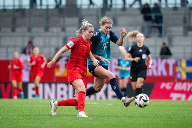 Linda Sembrant (FC Bayern Muenchen, 02) im Zweikampf mit Taylor Marie Ziemer (FC Koeln, 18), GER, FC Bayern Muenchen vs 1. FC Koeln, Fussball Google Pixel Frauen Bundesliga, 5. Spieltag, Saison 2024 2025, 05.10.2024 DFB regulations prohibit any use of photographs as image sequences and or quasi-video GER, FC Bayern Muenchen vs 1. FC Koeln, Fussball Google Pixel Frauen Bundesliga, 5. Spieltag, Saison 2024 2025, 05.10.2024 Muenchen Copyright: xEibner-Pressefoto Memmlerx EP_MMR
