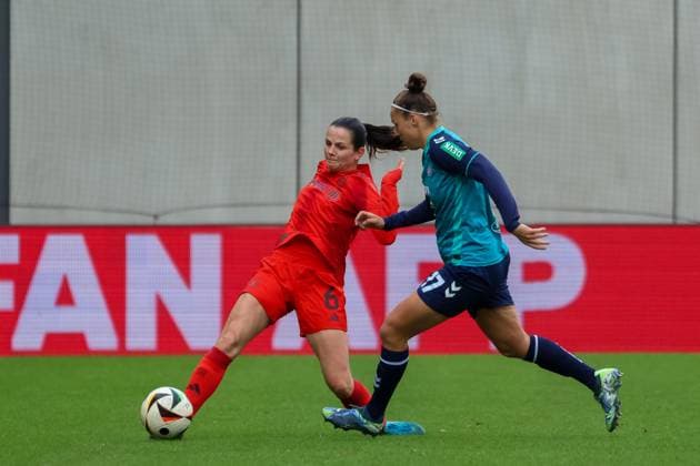 Tuva Hansen (FC Bayern Muenchen, 06) mit Ball mit Nicole Billa (1. FC Koeln, 17), FC Bayern Muenchen vs. 1. FC Koeln, Fussball, Google Pixel Frauen-Bundesliga, 5. Spieltag, Saison 2024 25, 05.10.2024, DFB REGULATIONS PROHIBIT ANY USE OF PHOTOGRAPHS AS IMAGE SEQUENCES, FC Bayern Muenchen vs. 1. FC Koeln, Fussball, Google Pixel Frauen-Bundesliga, 5. Spieltag, Saison 2024 25, 05.10.2024 Muenchen Copyright: xEibner-Pressefoto JennixMaulx EP_JML