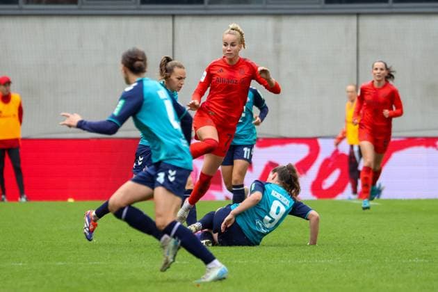 Giulia Gwinn (FC Bayern Muenchen, 07) im Zweikampf, FC Bayern Muenchen vs. 1. FC Koeln, Fussball, Google Pixel Frauen-Bundesliga, 5. Spieltag, Saison 2024 25, 05.10.2024, DFB REGULATIONS PROHIBIT ANY USE OF PHOTOGRAPHS AS IMAGE SEQUENCES, FC Bayern Muenchen vs. 1. FC Koeln, Fussball, Google Pixel Frauen-Bundesliga, 5. Spieltag, Saison 2024 25, 05.10.2024 Muenchen Copyright: xEibner-Pressefoto JennixMaulx EP_JML