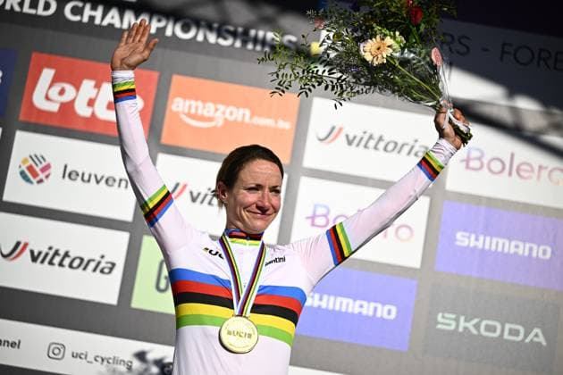 Sport Bilder des Tages Dutch Marianne Vos celebrates on the podium after winning the women elite race at the UCI World Gravel Championships, Saturday 05 October 2024, in Leuven. JASPERxJACOBS  x101963974x