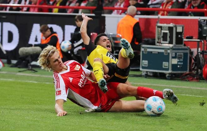 Sport Themen der Woche KW40 Tom Rothe, Yan Couto Zweikampf Spielszene Aktion Fußball Fussball Bundesliga Herren DFL 6. Spieltag Saison 2024 2025 05.10.2024 1.FC Union Berlin FCU vs. BVB Borussia Dortmund DFL regulations prohibit any use of photographs as image sequences and or quasi-video. *** Tom Rothe, Yan Couto Zweikampf Spielzene Action Sport Fußball Fußball Bundesliga Herren DFL 6 Spieltag Saison 2024 2025 05 10 2024 1 FC Union Berlin FCU vs BVB Borussia Dortmund DFL regulations prohibit any use of photographs as image sequences and or quasi video