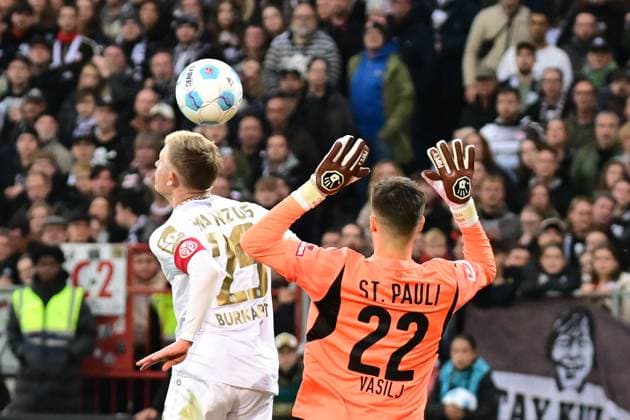 Sport Themen der Woche KW40 Fußball I Herren I Saison 2024-2025 I Bundesliga I 6. Spieltag I FC St. Pauli - 1. FSV Mainz 05 I 5.10.2024 Jonathan Burkardt (29, 1. FSV Mainz 05) köpft den Ball über Nikola Vasilj (22, FC St. Pauli) Hamburg Millerntor Stadion Hamburg Deutschland *** Soccer I Men I Season 2024 2025 I Bundesliga I Matchday 6 I FC St Pauli 1 FSV Mainz 05 I 5 10 2024 Jonathan Burkardt 29, 1 FSV Mainz 05 heads the ball over Nikola Vasilj 22, FC St Pauli Hamburg Millerntor Stadion Hamburg Germany Copyright: xLobeca AndreasxHannigx