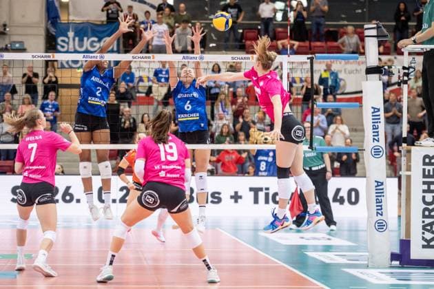 Rachel Joy Gomez (VC Wiesbaden, 17) vs. Stutgarter Block aus Breland Morrissette (Allianz MTV Stuttgart, 02), li. und Antonia Stautz (Allianz MTV Stuttgart, 06), re. GER, Allianz MTV Stuttgart vs. VC Wiesbaden Volleyball Bundesliga, VBL, Spielzeit 2024 2025, 05.10.2024 GER, Allianz MTV Stuttgart vs. VC Wiesbaden Volleyball Bundesliga, VBL, Spielzeit 2024 2025, 05.10.2024 Stuttgart Copyright: xSandyxDinkelackerx EP_SDR