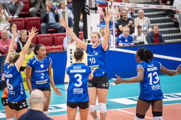 Jolien Knollema (Allianz MTV Stuttgart, 10) 2vr. freut sich mit Team, Jubel, Freude GER, Allianz MTV Stuttgart vs. VC Wiesbaden Volleyball Bundesliga, VBL, Spielzeit 2024 2025, 05.10.2024 GER, Allianz MTV Stuttgart vs. VC Wiesbaden Volleyball Bundesliga, VBL, Spielzeit 2024 2025, 05.10.2024 Stuttgart Copyright: xSandyxDinkelackerx EP_SDR
