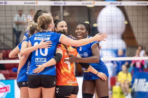 Jubel, Freude - Krystal Rivers (Allianz MTV Stuttgart, 13), re. freut sich mit Team GER, Allianz MTV Stuttgart vs. VC Wiesbaden Volleyball Bundesliga, VBL, Spielzeit 2024 2025, 05.10.2024 GER, Allianz MTV Stuttgart vs. VC Wiesbaden Volleyball Bundesliga, VBL, Spielzeit 2024 2025, 05.10.2024 Stuttgart Copyright: xSandyxDinkelackerx EP_SDR