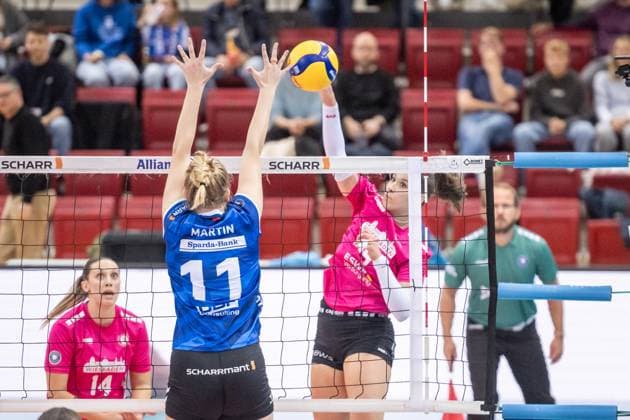 Pauline Martin (Allianz MTV Stuttgart, 11)- Stuttgarter Block vs. Jonna Wasserfaller (VC Wiesbaden, 14) GER, Allianz MTV Stuttgart vs. VC Wiesbaden Volleyball Bundesliga, VBL, Spielzeit 2024 2025, 05.10.2024 GER, Allianz MTV Stuttgart vs. VC Wiesbaden Volleyball Bundesliga, VBL, Spielzeit 2024 2025, 05.10.2024 Stuttgart Copyright: xSandyxDinkelackerx EP_SDR