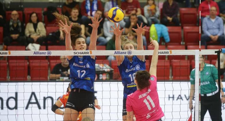 Stuttgart , Volleyball Bundesliga Frauen, Allianz MTV Stuttgart vs. VC Wiesbaden , von links: Lucia Varela Gomez Antonia Stautz ( Stgt )