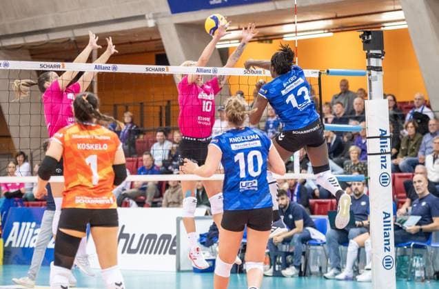 Krystal Rivers (Allianz MTV Stuttgart, 13) vs. Olivia Rusek (VC Wiesbaden, 10) GER, Allianz MTV Stuttgart vs. VC Wiesbaden Volleyball Bundesliga, VBL, Spielzeit 2024 2025, 05.10.2024 GER, Allianz MTV Stuttgart vs. VC Wiesbaden Volleyball Bundesliga, VBL, Spielzeit 2024 2025, 05.10.2024 Stuttgart Copyright: xSandyxDinkelackerx EP_SDR