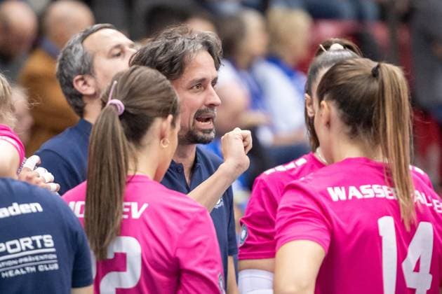 Benedikt Frank (Trainer VC Wiesbaden) - Auszeit, Ansprache an das Team GER, Allianz MTV Stuttgart vs. VC Wiesbaden Volleyball Bundesliga, VBL, Spielzeit 2024 2025, 05.10.2024 GER, Allianz MTV Stuttgart vs. VC Wiesbaden Volleyball Bundesliga, VBL, Spielzeit 2024 2025, 05.10.2024 Stuttgart Copyright: xSandyxDinkelackerx EP_SDR