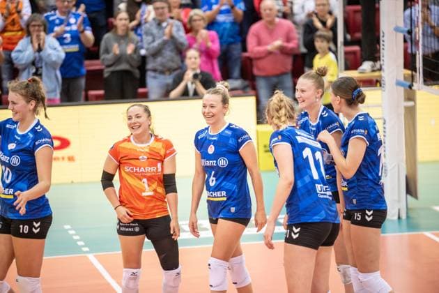 Freude Jubel beim MTV Stuttgart - Mitte: Roosa Koskelo (Allianz MTV Stuttgart, 01) und Antonia Stautz (Allianz MTV Stuttgart, 06) GER, Allianz MTV Stuttgart vs. VC Wiesbaden Volleyball Bundesliga, VBL, Spielzeit 2024 2025, 05.10.2024 GER, Allianz MTV Stuttgart vs. VC Wiesbaden Volleyball Bundesliga, VBL, Spielzeit 2024 2025, 05.10.2024 Stuttgart Copyright: xSandyxDinkelackerx EP_SDR
