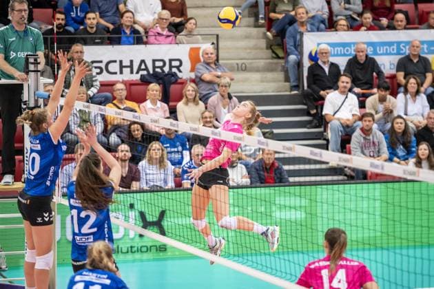 Tanja Grosser (VC Wiesbaden, 04) spielt Ball ueber das Netz - Stuttgarter Block aus Jolien Knollema (Allianz MTV Stuttgart, 10), Lucia Varela Gomez (Allianz MTV Stuttgart, 12) GER, Allianz MTV Stuttgart vs. VC Wiesbaden Volleyball Bundesliga, VBL, Spielzeit 2024 2025, 05.10.2024 GER, Allianz MTV Stuttgart vs. VC Wiesbaden Volleyball Bundesliga, VBL, Spielzeit 2024 2025, 05.10.2024 Stuttgart Copyright: xSandyxDinkelackerx EP_SDR