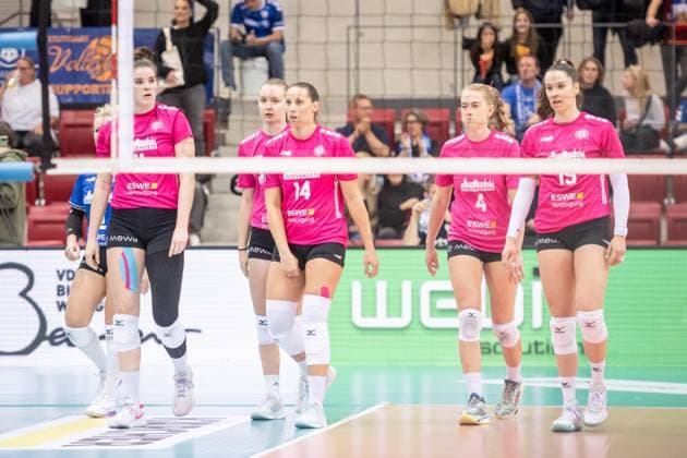 Celine Jebens (VC Wiesbaden, 11), Adirana Welna (VC Wiesbaden, 07), Jonna Wasserfaller (VC Wiesbaden, 14), Tanja Grosser (VC Wiesbaden, 04), Greta Kiss (VC Wiesbaden, 19) - sichtlich enttaeuscht GER, Allianz MTV Stuttgart vs. VC Wiesbaden Volleyball Bundesliga, VBL, Spielzeit 2024 2025, 05.10.2024 GER, Allianz MTV Stuttgart vs. VC Wiesbaden Volleyball Bundesliga, VBL, Spielzeit 2024 2025, 05.10.2024 Stuttgart Copyright: xSandyxDinkelackerx EP_SDR
