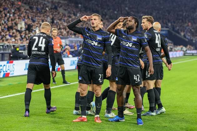 Gelsenkirchen, Deutschland, 05.10.24: Michael Cuisance (Hertha BSC Berlin) Torjubel, jubelt mit seiner Mannschaft nach dem Treffer zum 0:1 waehrend des Spiels der 2. Bundesliga zwischen FC Schalke 04 - Hertha BSC Berlin in der Veltins-Arena am 05. October 2024 in Gelsenkirchen, Deutschland. Gelsenkirchen Veltins-Arena Germany