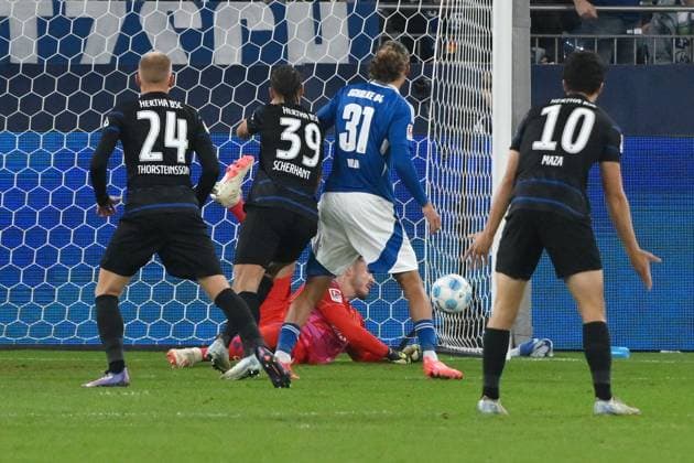 Michael Cuisance (Hertha BSC), nicht auf dem Bild, erzielt das tor zum 0:1, Torwart Justin Heekeren (FC Schalke 04), hinten 05.10.2024, Fussball 2. Bundesliga, 8. Spieltag, Saison 2024 2025 FC Schalke 04 - Hertha BSC Gelsenkirchen Veltins Arena Nordrhein Westfalen Deutschland