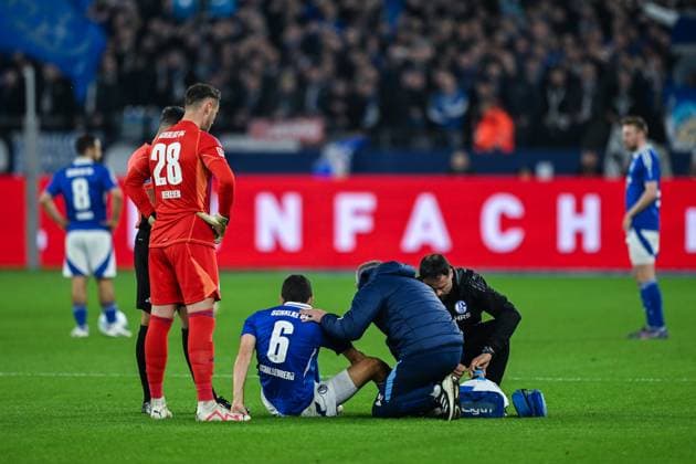 05.10.2024, Fussball, 2. Bundesliga, 8. Spieltag Saison 2024 2025, FC Schalke 04 - Hertha BSC, Ron Schallenberg (FC Schalke 04) verletzt am Boden. xRHR-FOTO TKx
