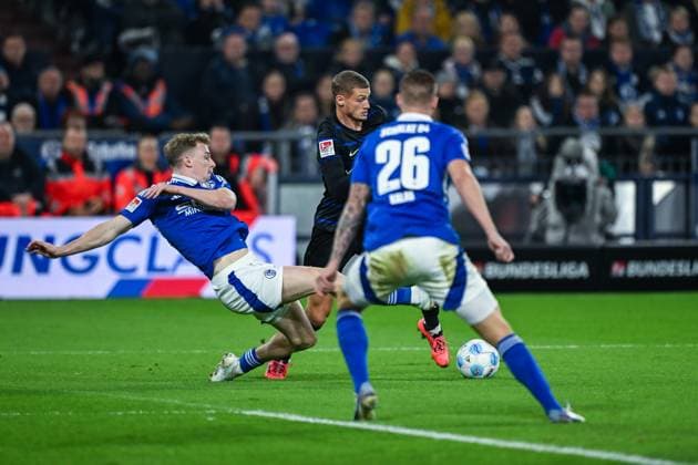 05.10.2024, Fussball, 2. Bundesliga, 8. Spieltag Saison 2024 2025, FC Schalke 04 - Hertha BSC, MickaÃ«l Cuisance (Hertha BSC), Derry Murkin (FC Schalke 04) xRHR-FOTO TKx