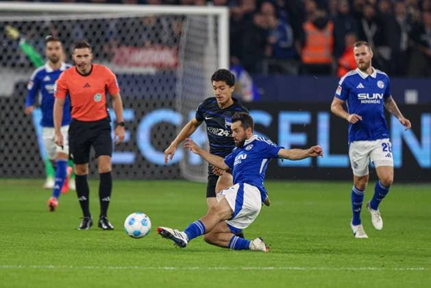 Gelsenkirchen, Deutschland, 05.10.24: Amin Younes (FC Schalke 04) und Ibrahim Maza (Hertha BSC Berlin) im Kampf um den Puck waehrend des Spiels der 2. Bundesliga zwischen FC Schalke 04 - Hertha BSC Berlin in der Veltins-Arena am 05. October 2024 in Gelsenkirchen, Deutschland. Gelsenkirchen Veltins-Arena Germany