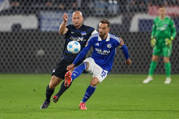 Gelsenkirchen, Deutschland, 05.10.24: Toni Leistner (Hertha BSC Berlin) und Kenan Karaman (FC Schalke 04) im Kampf um den Puck waehrend des Spiels der 2. Bundesliga zwischen FC Schalke 04 - Hertha BSC Berlin in der Veltins-Arena am 05. October 2024 in Gelsenkirchen, Deutschland. Gelsenkirchen Veltins-Arena Germany