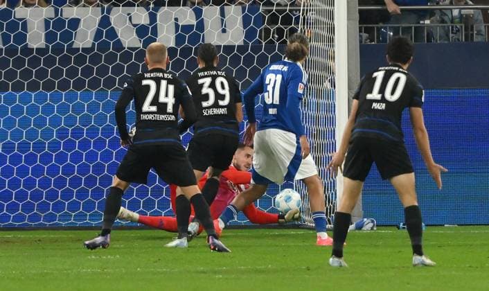 Michael Cuisance (Hertha BSC), nicht auf dem Bild, erzielt das tor zum 0:1, Torwart Justin Heekeren (FC Schalke 04), hinten 05.10.2024, Fussball 2. Bundesliga, 8. Spieltag, Saison 2024 2025 FC Schalke 04 - Hertha BSC Gelsenkirchen Veltins Arena Nordrhein Westfalen Deutschland