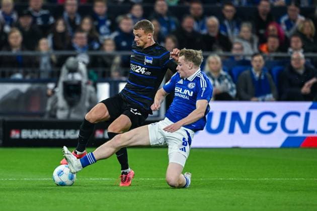 05.10.2024, Fussball, 2. Bundesliga, 8. Spieltag Saison 2024 2025, FC Schalke 04 - Hertha BSC, MickaÃ«l Cuisance (Hertha BSC), Derry Murkin (FC Schalke 04) xRHR-FOTO TKx