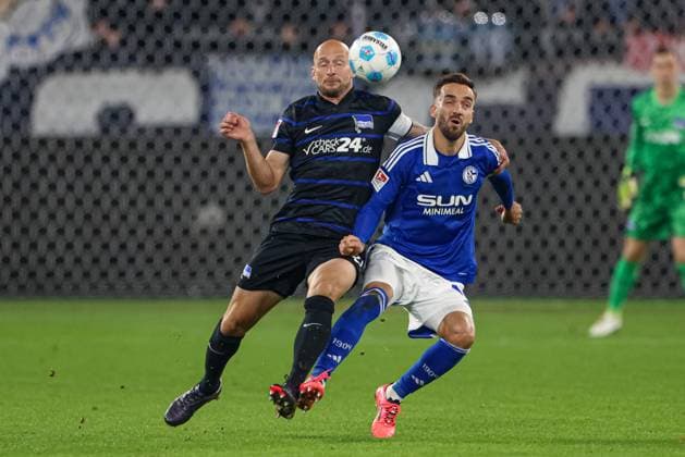 Gelsenkirchen, Deutschland, 05.10.24: Toni Leistner (Hertha BSC Berlin) und Kenan Karaman (FC Schalke 04) im Kampf um den Puck waehrend des Spiels der 2. Bundesliga zwischen FC Schalke 04 - Hertha BSC Berlin in der Veltins-Arena am 05. October 2024 in Gelsenkirchen, Deutschland. Gelsenkirchen Veltins-Arena Germany