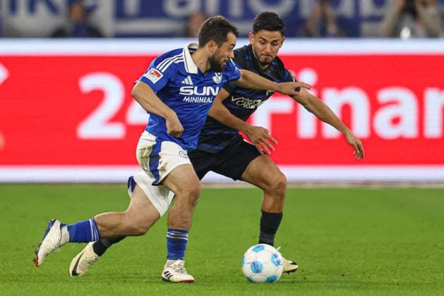 Gelsenkirchen, Deutschland, 05.10.24: Amin Younes (FC Schalke 04) und Kevin Sessa (Hertha BSC Berlin) im Kampf um den Puck waehrend des Spiels der 2. Bundesliga zwischen FC Schalke 04 - Hertha BSC Berlin in der Veltins-Arena am 05. October 2024 in Gelsenkirchen, Deutschland. Gelsenkirchen Veltins-Arena Germany