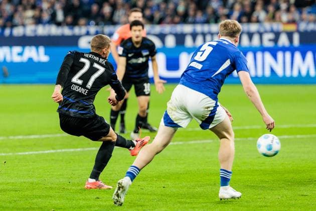 2. Fussball Bundesliga: FC Schalke 04 - Hertha BSC Berlin; 05.10.2024 Michael Cuisance (Hertha BSC Berlin, 27) schießt das 0:1 2. Fussball Bundesliga: FC Schalke 04 - Hertha BSC Berlin, VELTINS-Arena am 05.10.2024 DFL REGULATIONS PROHIBIT ANY USE OF PHOTOGRAPHS AS IMAGE SEQUENCES AND OR QUASI-VIDEO.