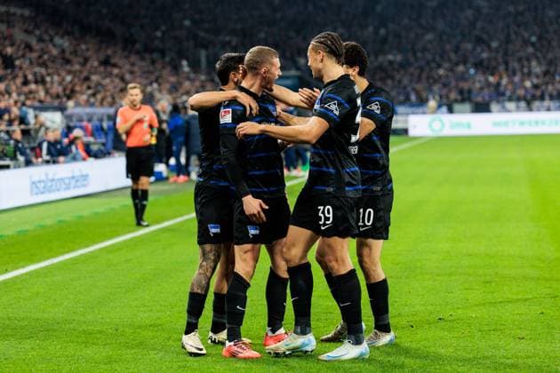 2. Fussball Bundesliga: FC Schalke 04 - Hertha BSC Berlin; 05.10.2024 Jubel zum 0:1 durch Michael Cuisance (Hertha BSC Berlin, 27) 2. Fussball Bundesliga: FC Schalke 04 - Hertha BSC Berlin, VELTINS-Arena am 05.10.2024 DFL REGULATIONS PROHIBIT ANY USE OF PHOTOGRAPHS AS IMAGE SEQUENCES AND OR QUASI-VIDEO.