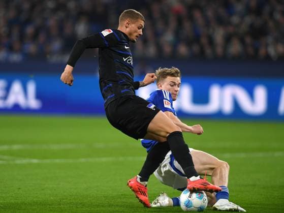 Michael Cuisance (Hertha BSC Berlin) und Derry John Murkin (FC Schalke 04) im Zweikampf waehrend des Spiels der 2. Bundesliga zwischen FC Schalke 04 und Hertha BSC Berlin in der Veltins-Arena am 05. October 2024 in Gelsenkirchen, Deutschland. (Foto von Ralf Treese DeFodi Images) +++ Michael Cuisance (Hertha BSC Berlin) und Derry John Murkin (FC Schalke 04) battle for the ball during the 2. Bundesliga match between FC Schalke 04 and Hertha BSC at Veltins-Arena on October 5, 2024 in Gelsenkirchen, Germany. (Photo by Ralf Treese DeFodi Images) DFB DFL REGULATIONS PROHIBIT ANY USE OF PHOTOGRAPHS AS IMAGE SEQUENCES AND OR QUASI-VIDEO. Defodi-521_S04BSC20241005_009