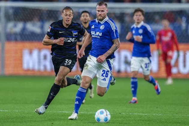 Fußball 2. Bundesliga 8. Spieltag FC Schalke 04 - Hertha BSC Berlin am 05.10.2024 in der Veltins Arena in Gelsenkirchen Derry Scherhant ( Berlin ), links - Tomas Kalas ( Schalke ), rechts DFL regulations prohibit any use of photographs as image sequences and or quasi-video.