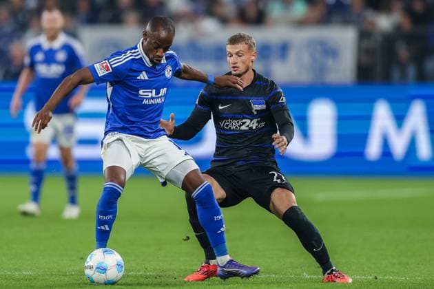 Fußball 2. Bundesliga 8. Spieltag FC Schalke 04 - Hertha BSC Berlin am 05.10.2024 in der Veltins Arena in Gelsenkirchen Christopher Antwi-Adjei ( Schalke ), links - Michael Cuisance ( Berlin ), rechts DFL regulations prohibit any use of photographs as image sequences and or quasi-video.