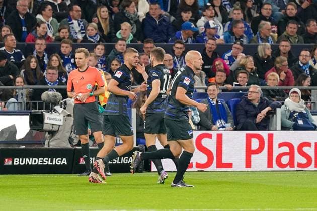 Fußball: 2. Bundesliga Saison 2024 - 2025, 8. Spieltag - FC Schalke 04 vs. Hertha BSC - Veltins-Arena, Gelsenkirchen: Torjubel und Tor durch Michael Bruno Dominique Cuisance (Hertha BSC 27)