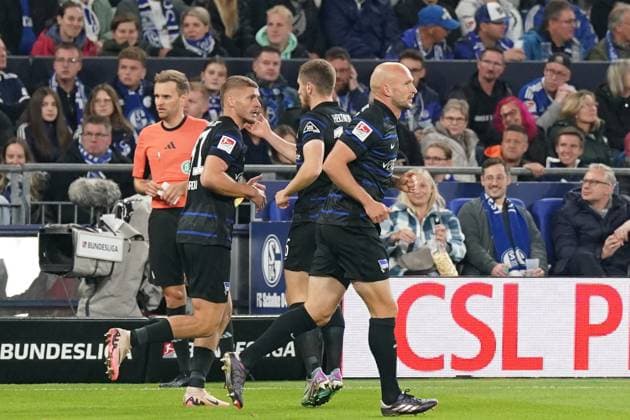 Fußball: 2. Bundesliga Saison 2024 - 2025, 8. Spieltag - FC Schalke 04 vs. Hertha BSC - Veltins-Arena, Gelsenkirchen: Torjubel und Tor durch Michael Bruno Dominique Cuisance (Hertha BSC 27)