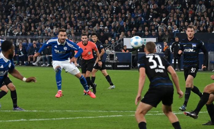 Kenan Karaman (FC Schalke 04), li., erzielt mit diesem Schuss das Tor zum 1:1 05.10.2024, Fussball 2. Bundesliga, 8. Spieltag, Saison 2024 2025 FC Schalke 04 - Hertha BSC Gelsenkirchen Veltins Arena Nordrhein Westfalen Deutschland