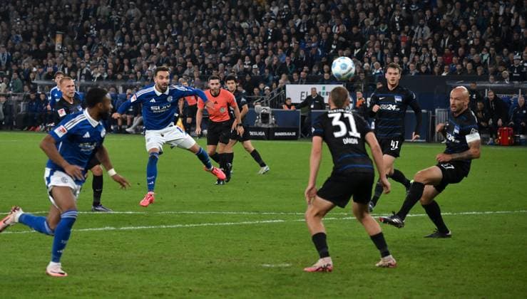 Kenan Karaman (FC Schalke 04), li., erzielt mit diesem Schuss das Tor zum 1:1 05.10.2024, Fussball 2. Bundesliga, 8. Spieltag, Saison 2024 2025 FC Schalke 04 - Hertha BSC Gelsenkirchen Veltins Arena Nordrhein Westfalen Deutschland