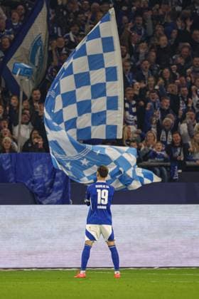 Gelsenkirchen, Deutschland, 05.10.24: Kenan Karaman (FC Schalke 04) Torjubel, jubelt nach seinem Treffer zum 1:1 waehrend des Spiels der 2. Bundesliga zwischen FC Schalke 04 - Hertha BSC Berlin in der Veltins-Arena am 05. October 2024 in Gelsenkirchen, Deutschland. Gelsenkirchen Veltins-Arena Germany
