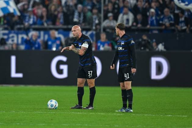 05.10.2024, Fussball, 2. Bundesliga, 8. Spieltag Saison 2024 2025, FC Schalke 04 - Hertha BSC, Toni Leistner (Hertha BSC), Pascal Klemens (Hertha BSC) xRHR-FOTO TKx