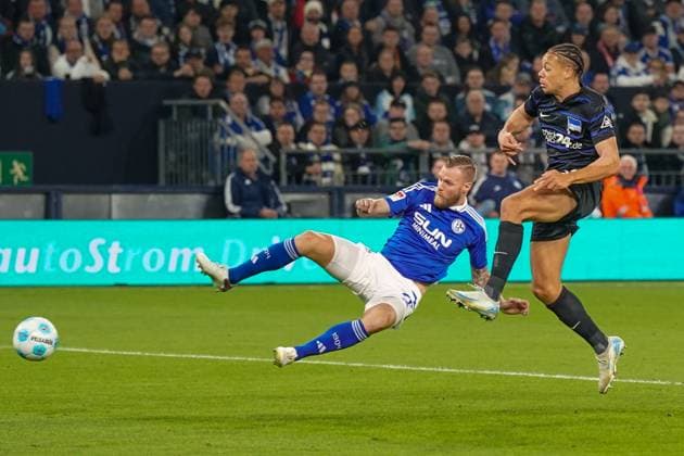 Fußball: 2. Bundesliga Saison 2024 - 2025, 8. Spieltag - FC Schalke 04 vs. Hertha BSC - Veltins-Arena, Gelsenkirchen: Tomas Kalas (Schalke 04 26) und Derry Lionel Scherhant (Hertha BSC 39) in Aktion