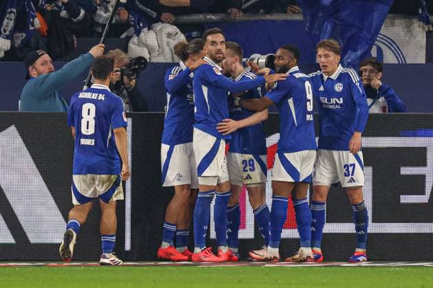Gelsenkirchen, Deutschland, 05.10.24: Tobias Mohr (FC Schalke 04) Torjubel, jubelt mit seiner Mannschaft nach dem Treffer zum 2:1 waehrend des Spiels der 2. Bundesliga zwischen FC Schalke 04 - Hertha BSC Berlin in der Veltins-Arena am 05. October 2024 in Gelsenkirchen, Deutschland. Gelsenkirchen Veltins-Arena Germany