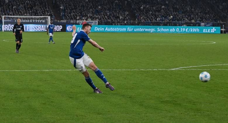 Tobias Mohr (FC Schalke 04), li., erzielt das Tor zum 2:1 05.10.2024, Fussball 2. Bundesliga, 8. Spieltag, Saison 2024 2025 FC Schalke 04 - Hertha BSC Gelsenkirchen Veltins Arena Nordrhein Westfalen Deutschland