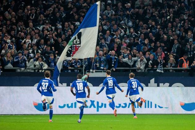2. Fussball Bundesliga: FC Schalke 04 - Hertha BSC Berlin; 05.10.2024 Jubel zum 1:1 durch Kenan Karaman (Schalke 04, 19) 2. Fussball Bundesliga: FC Schalke 04 - Hertha BSC Berlin, VELTINS-Arena am 05.10.2024 DFL REGULATIONS PROHIBIT ANY USE OF PHOTOGRAPHS AS IMAGE SEQUENCES AND OR QUASI-VIDEO.