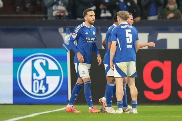 Die Spieler vom FC Schalke 04 freuen sich über das Tor zum 1:1 durch Kenan Karaman (FC Schalke 04) beim Spiel der 2. BL (Saison 2024 25) FC Schalke 04 - Hertha BSC Copyright: Thomas Pakusch