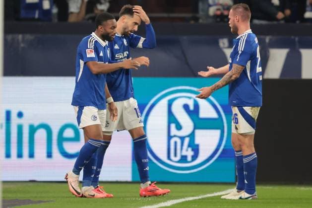 Die Spieler vom FC Schalke 04 freuen sich über das Tor zum 1:1 durch Kenan Karaman (FC Schalke 04) beim Spiel der 2. BL (Saison 2024 25) FC Schalke 04 - Hertha BSC Copyright: Thomas Pakusch