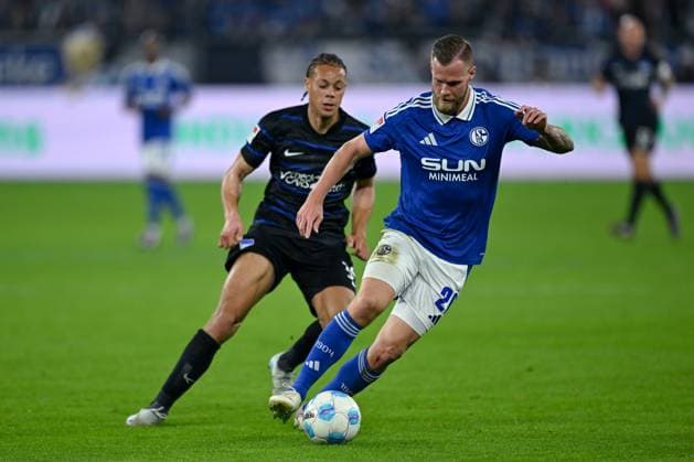 05.10.2024, Fussball, 2. Bundesliga, 8. Spieltag Saison 2024 2025, FC Schalke 04 - Hertha BSC, Derry Lionel Scherhant (Hertha BSC), TomaÅ¡ Kalas (FC Schalke 04) xRHR-FOTO TKx