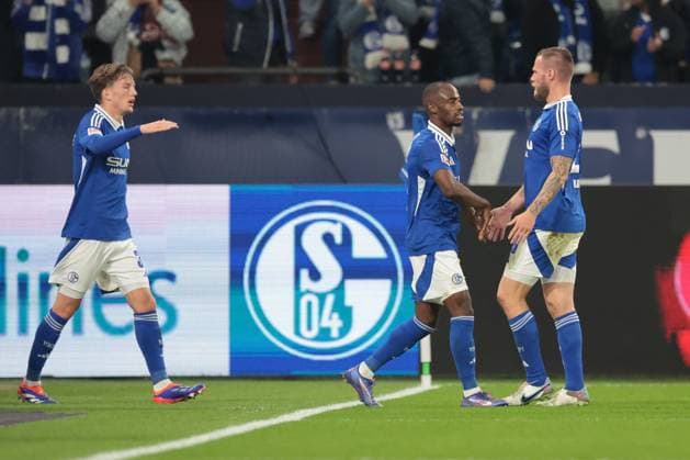 Die Spieler vom FC Schalke 04 freuen sich über das Tor zum 1:1 durch Kenan Karaman (FC Schalke 04) beim Spiel der 2. BL (Saison 2024 25) FC Schalke 04 - Hertha BSC Copyright: Thomas Pakusch
