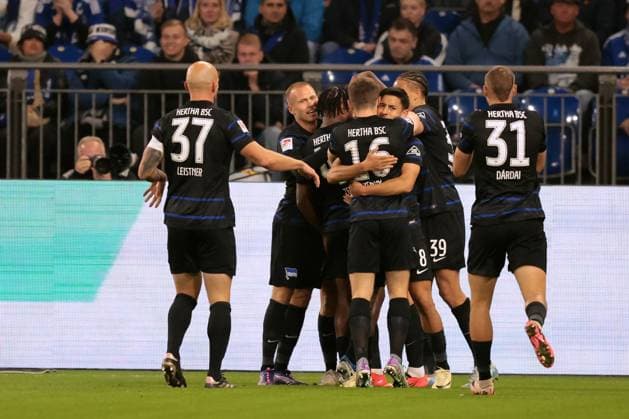 Die Spieler von Hertha BSC freuen sich über das Tor zum 0:1 durch Michael Cuisance (Hertha BSC) beim Spiel der 2. BL (Saison 2024 25) FC Schalke 04 - Hertha BSC Copyright: Thomas Pakusch