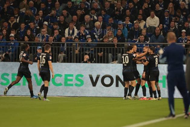 Die Spieler von Hertha BSC freuen sich über das Tor zum 0:1 durch Michael Cuisance (Hertha BSC) beim Spiel der 2. BL (Saison 2024 25) FC Schalke 04 - Hertha BSC Copyright: Thomas Pakusch